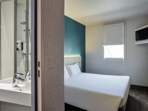 hotelF1 Geneve Saint Julien en Genevois : Chambre Cabrio avec Salle de Bains Privative