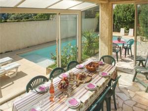 Hebergement Four-Bedroom Holiday Home in Milhaud : photos des chambres