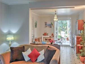 Hebergement Three-Bedroom Holiday Home in Guichainville : photos des chambres
