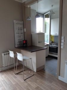 Appartement Au coeur du Bourget, A quelques minutes de Paris : studio en rez de jardin, semi privatif. : photos des chambres