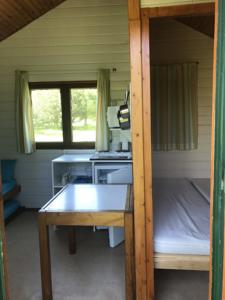 Hebergement Camping de Saint-Urcize : Bungalow avec Salle de Bains et Toilettes Communes