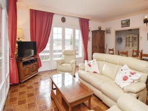 Hebergement Four-Bedroom Holiday Home in Cornillion Confoux : photos des chambres