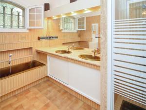 Hebergement Four-Bedroom Holiday Home in Cornillion Confoux : photos des chambres