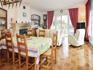 Hebergement Four-Bedroom Holiday Home in Cornillion Confoux : photos des chambres