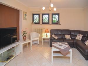 Hebergement Six-Bedroom Holiday Home in Bagnols-sur-Ceze : photos des chambres