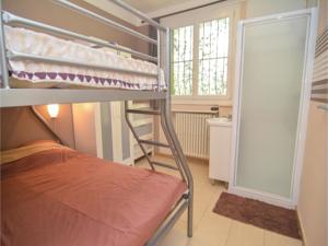 Hebergement Six-Bedroom Holiday Home in Bagnols-sur-Ceze : photos des chambres