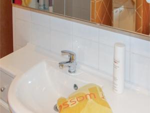 Hebergement Three-Bedroom Holiday Home in Saint Chamas : photos des chambres