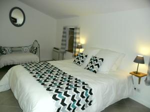 Chambres d'hotes/B&B LE GRENIER DES GONES : Chambre Triple avec Salle de Bains Privative Séparée