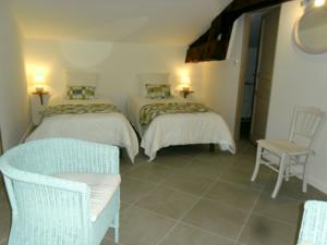 Chambres d'hotes/B&B LE GRENIER DES GONES : Chambre Triple avec Salle de Bains Privative Séparée