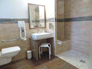 Hotel Chateau de Creissels : Chambre Lits Jumeaux pour Personnes à Mobilité Réduite