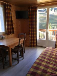 Appartement Les Amborzales : Appartement 2 Chambres Myosotis - Vue sur Montagne