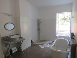 Hebergement Maison Tranquille Roquebrun : photos des chambres