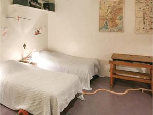 Hebergement Five-Bedroom Holiday Home in La Roche St Secret : photos des chambres