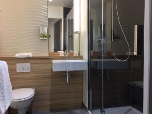 Hotel CAMPANILE PARIS - Clichy Centre : photos des chambres