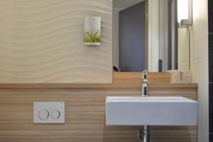 Hotel CAMPANILE PARIS - Clichy Centre : photos des chambres
