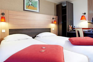 Hotel Kyriad Paris Ouest - Colombes : Chambre Triple - 1 Lit Double & 1 Lit Simple