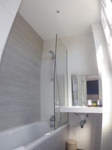 Hotel de la Gare Troyes Centre : Chambre Double Supérieure avec Baignoire ou Douche