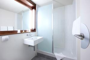 Hotel Campanile Roissy - Aeroport CDG - Le Mesnil Amelot : Chambre Triple Supérieure (1 Lit Double & 1 Lit Simple)