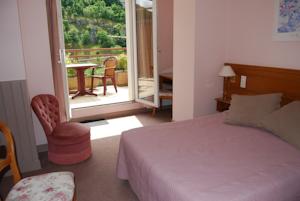 Hotel Le Terminus des Pelerins : Chambre Double Supérieure avec Terrasse - Vue sur Vallée