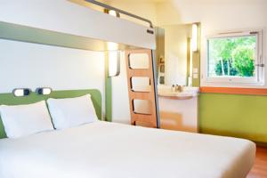 Hotel ibis budget Valenciennes : Chambre Triple (2 Adultes)
