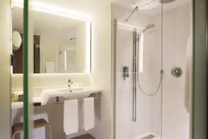 Hotel Oceania Paris Roissy CDG : Suite - Connexion Wi-Fi Gratuite et Accès à la Piscine