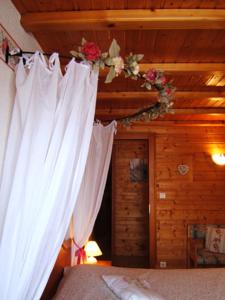Chambres d'hotes/B&B B&B Chalet l'Epinette : Chambre Double - Vue sur Jardin
