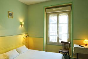 Hotel Logis Hostellerie Du Cheval Blanc : Chambre Double Côté Rue 