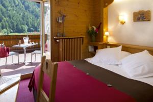 Hotel Logis La Croix-Saint-Maurice : Chambre Double avec Balcon et Vue sur la Montagne