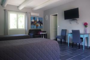 Hotel Restaurant Le Pradinas : Chambre Lits Jumeaux Supérieure avec Terrasse