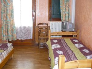 Auberge de jeunesse Le Logis Catalan - Gite de groupe et familial : Chambre Lits Jumeaux avec Salle de Bains Commune