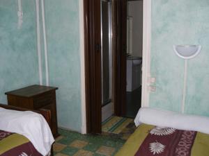 Auberge de jeunesse Le Logis Catalan - Gite de groupe et familial : Chambre Triple avec Salle de Bains