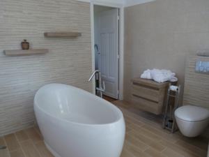 Chambres d'hotes/B&B Chambres d'Hotes Cote Parc-Cote Jardin : Chambre Double Supérieure avec Baignoire