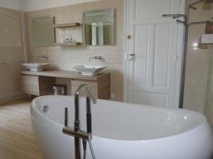 Chambres d'hotes/B&B Chambres d'Hotes Cote Parc-Cote Jardin : photos des chambres