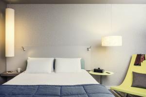 Hotel Mercure Paris Val de Fontenay : Suite Privilège avec 1 Lit Double et Canapé (3 Adultes)