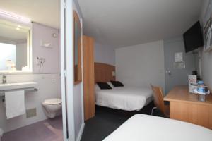 Hotel Kyriad Nancy Sud - Ludres : Chambre Triple (1 Lit Double et 1 Lit Simple)