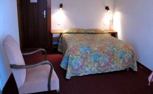Hotel Restaurant - Acacias Bellevue : Chambre Double Économique avec Toilettes et Salle de Bains  Communes