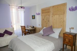 Chambres d'hotes/B&B Aux Pierres Magiques : Grande Chambre Double 