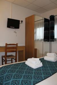 Brit Hotel L'Adresse : photos des chambres