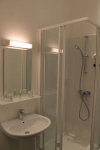 Brit Hotel L'Adresse : photos des chambres