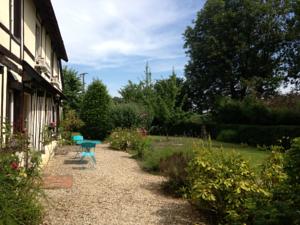 Hebergement Belle Chaumiere Normande De 300 Ans : Villa - Vue sur Jardin