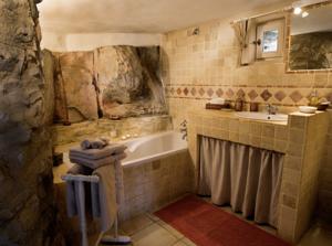 Chambres d'hotes/B&B Le Jas de Peguier : Chambre Triple - Vue sur Jardin - Bergerie