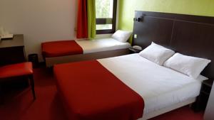 Hotel Kyriad Design Enzo Montlucon - Saint Victor : Chambre Triple