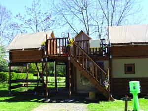 Hebergement Camping Des Papillons : Chalet sur Pilotis