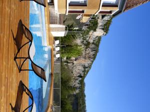 Hotel Restaurant des Grottes du Pech Merle : Chambre Triple Supérieure avec Terrasse - Vue sur Rivière