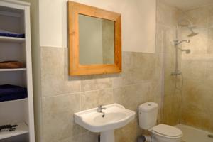 Chambres d'hotes/B&B Roquedure Farm : Chambre Double avec Salle de Bains Privative