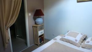 Chambres d'hotes/B&B Au Coeur Du Beaujolais : Chambre Triple - Vue sur la Piscine