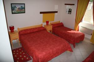 Chambres d'hotes/B&B Chambres D’hotes Lou Jassou : Chambre Quadruple avec Salle de Bains Privative