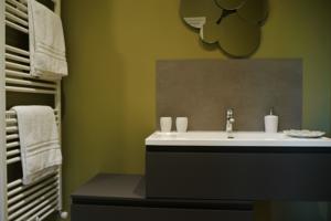 Chambres d'hotes/B&B Chateau la Maronne : Chambre Lit Queen-Size - Vue sur Jardin