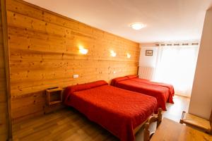 Hotel L'ancienne Auberge : Chambre Quadruple (1 Lit Double et 2 Lits Simples)