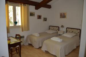 Chambres d'hotes/B&B Chambres d'hote du Plantier : Chambre Double ou Lits Jumeaux avec Salle de Bains Commune
